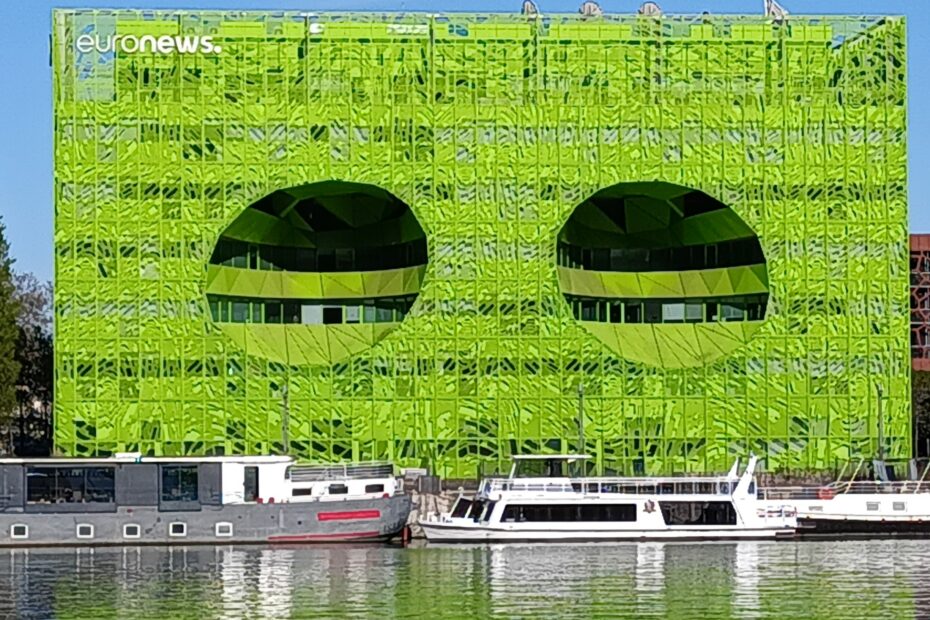 Gli occhi vuoti del cubo verde