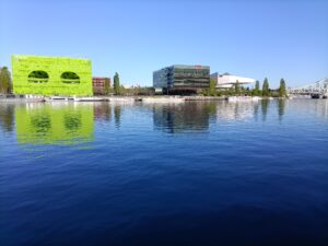 Le cube sur les berges de la Saône
